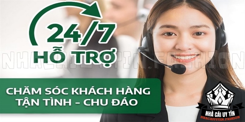 Nhân viên hỗ trợ khách hàng